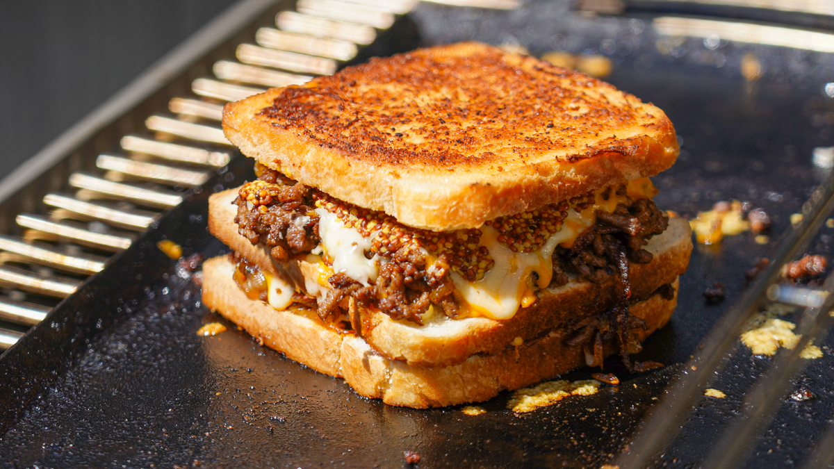 Cowboytoast med oksekød, bløde løg & ost på stegeplade