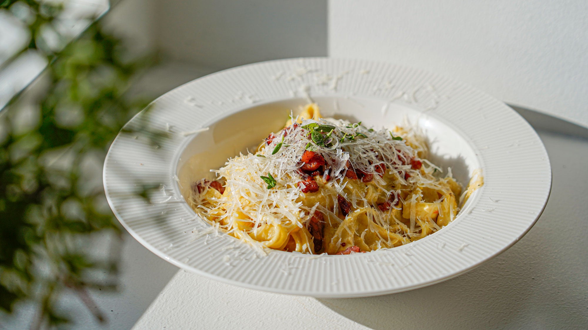 Tagliatelle med porrecreme anrettet i dyb tallerken 