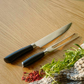 Nærbillede af forskærersæt på spisebord