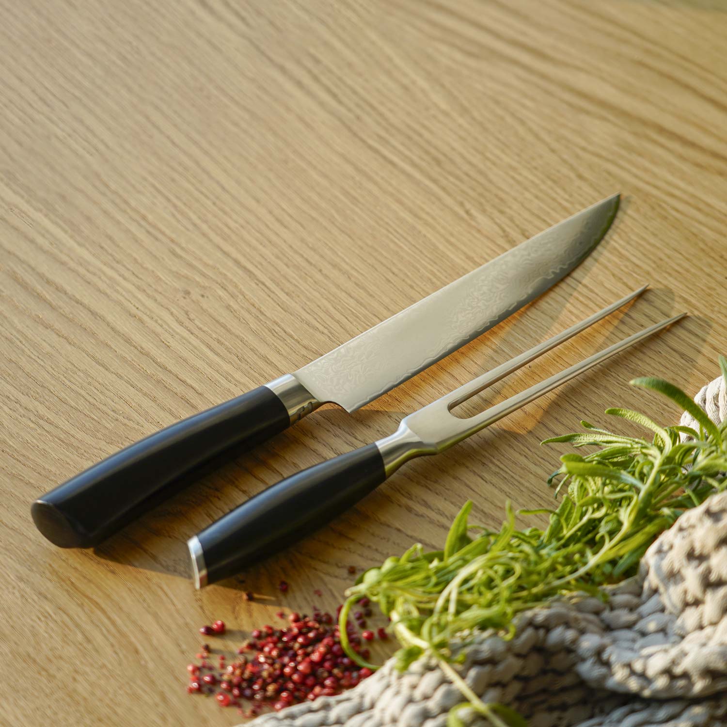 Nærbillede af forskærersæt på spisebord