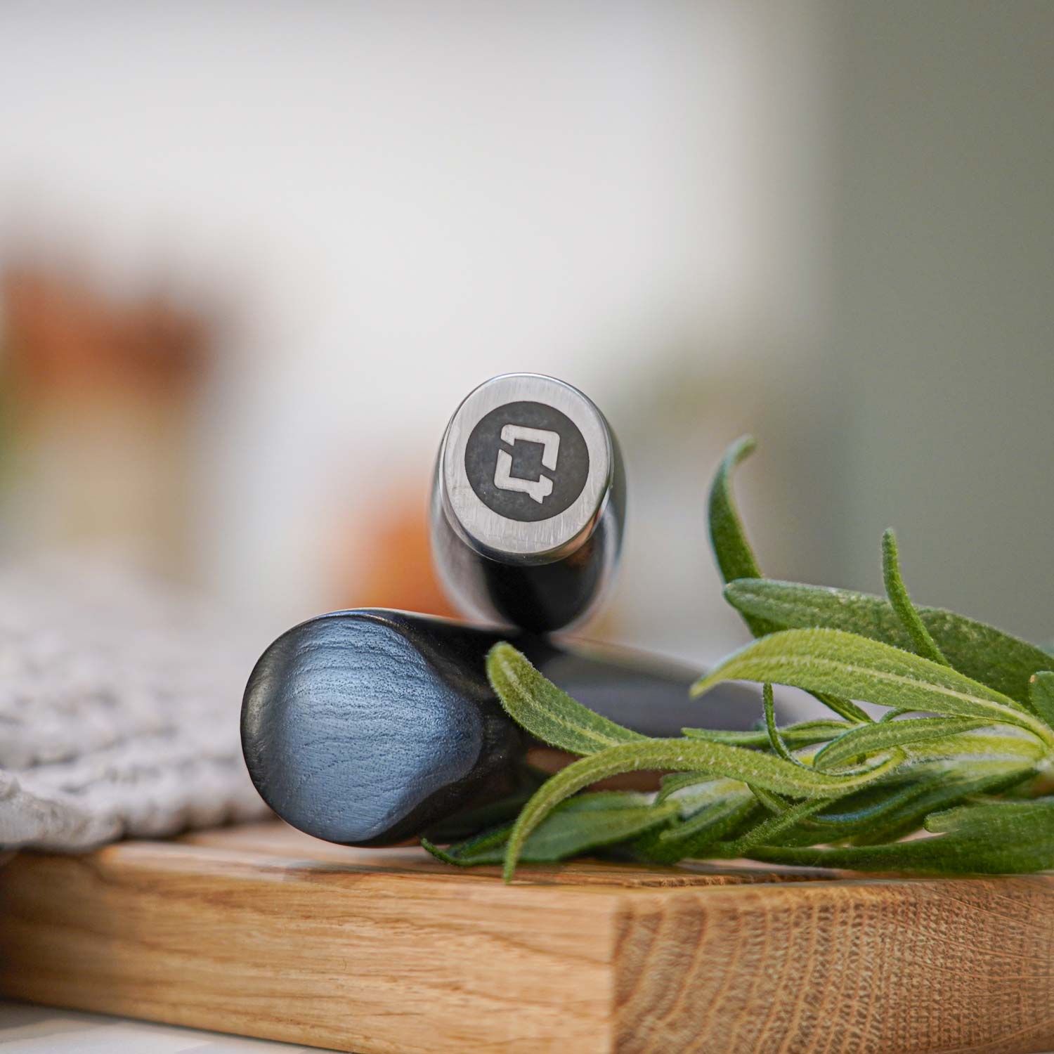 Nærbillede af forskærersæt med Qookware logo