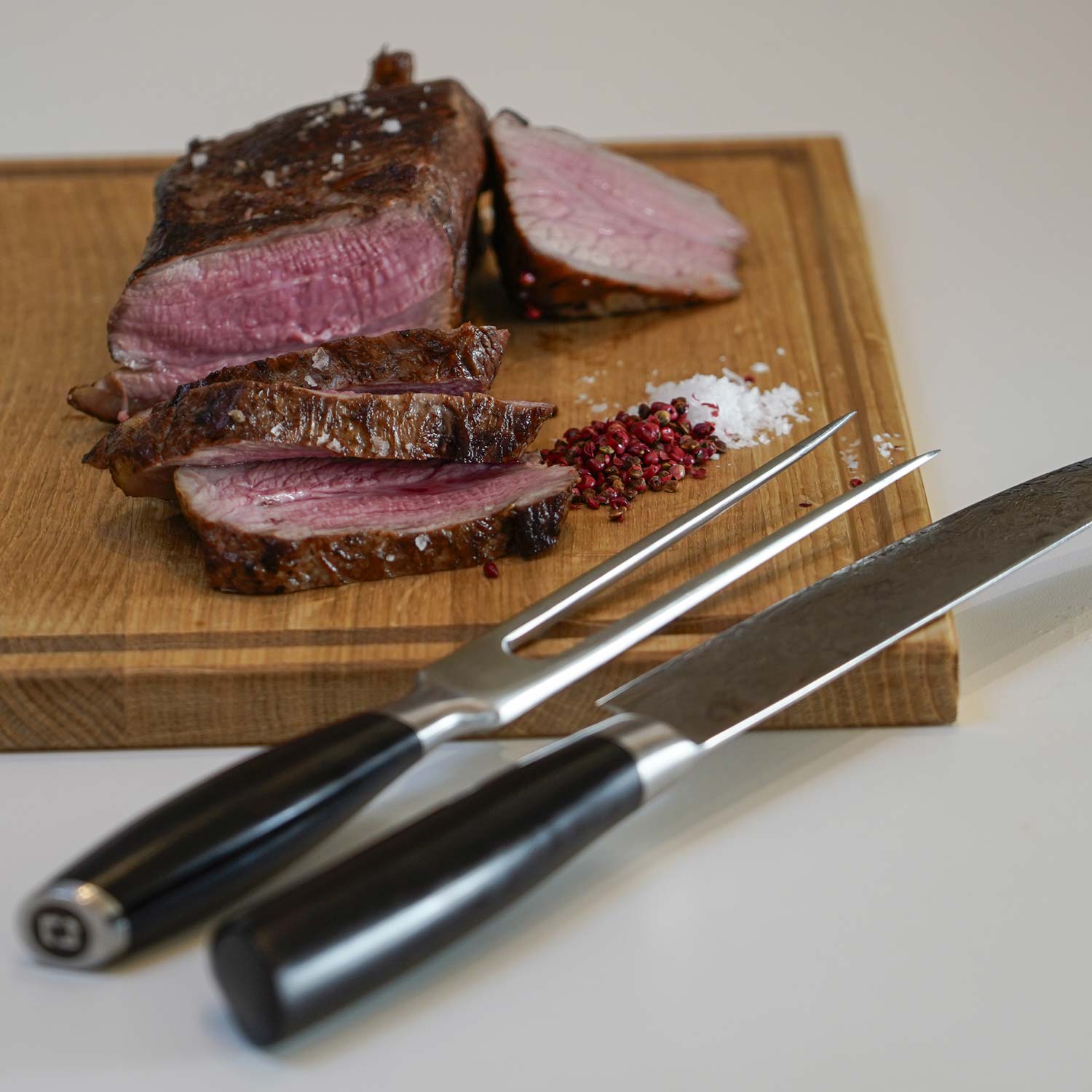 Miljøbillede med forskærersæt på skærebræt med kød