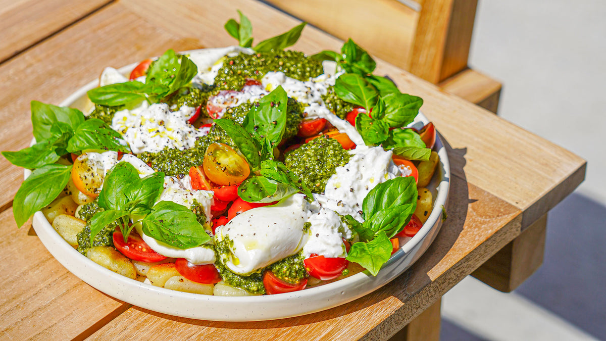 Crispy gnocchi med grøn pesto og burrata