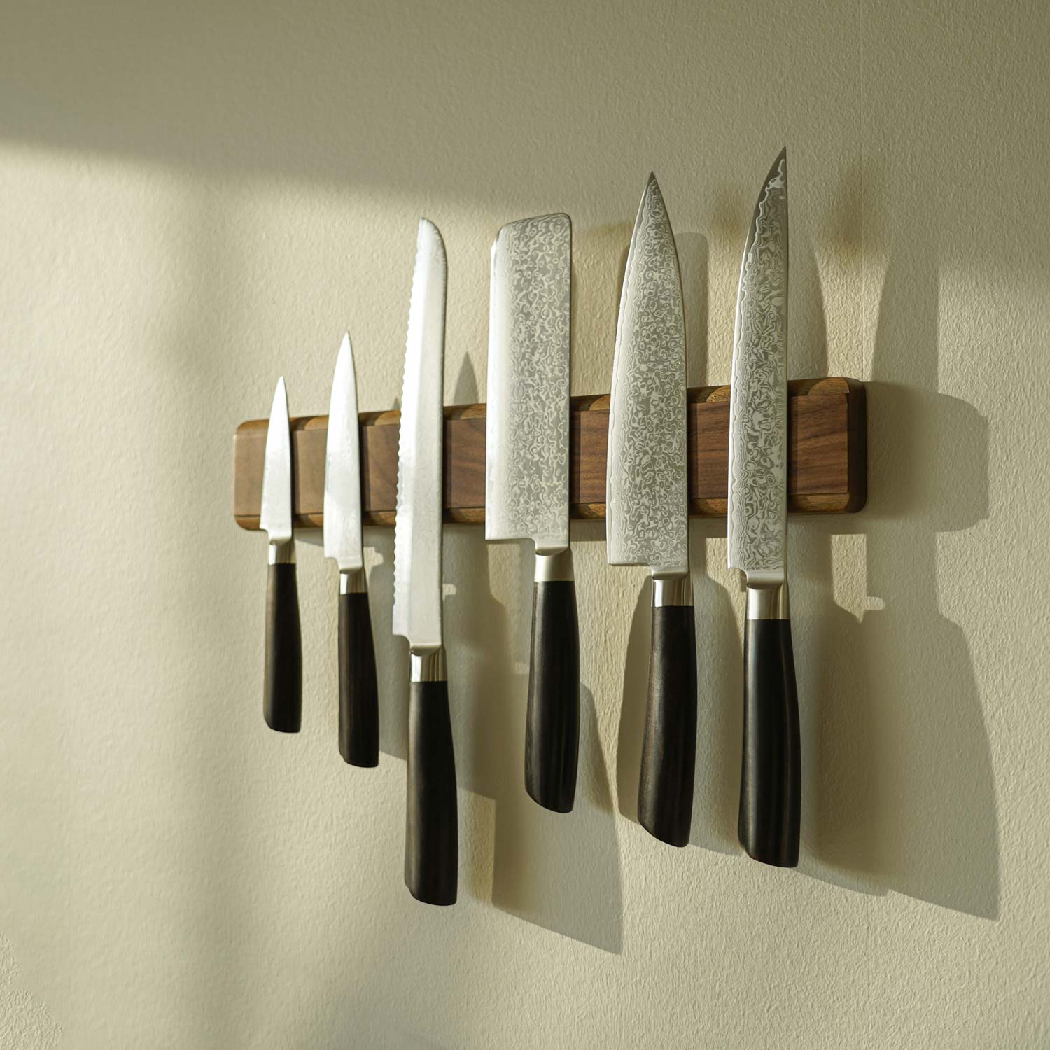 Knivmagnet på væg med 7 knive 