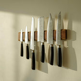 Knivmagnet på væg med 7 knive 