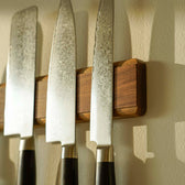 Nærbillede af væghængt knivmagnet i valnøddetræ