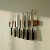Væghængt knivmagnet i valnøddetræ med 7 knive. 