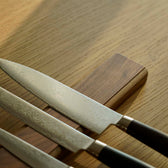 Nærbillede af knivmagnet i valnøddetræ 