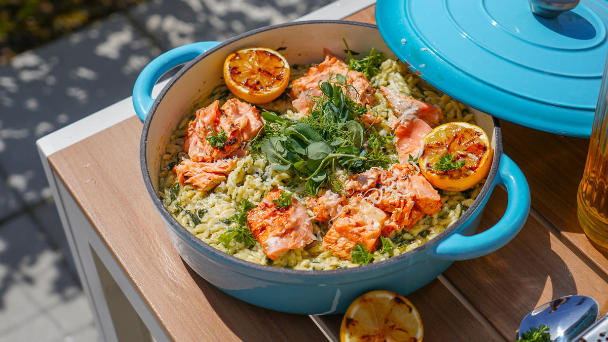 Orzo med citron og parmesan serveret med marineret laks