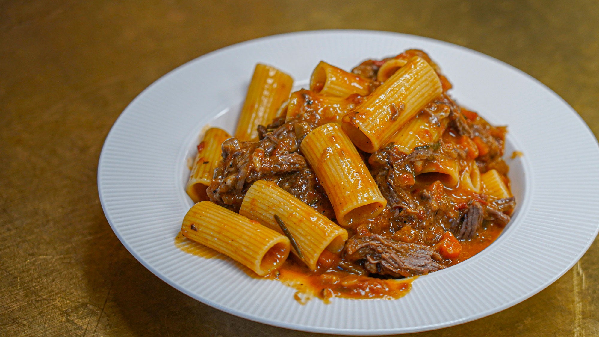 Rigatoni med langtidsbrasieret oksekød i dyb tallerken 