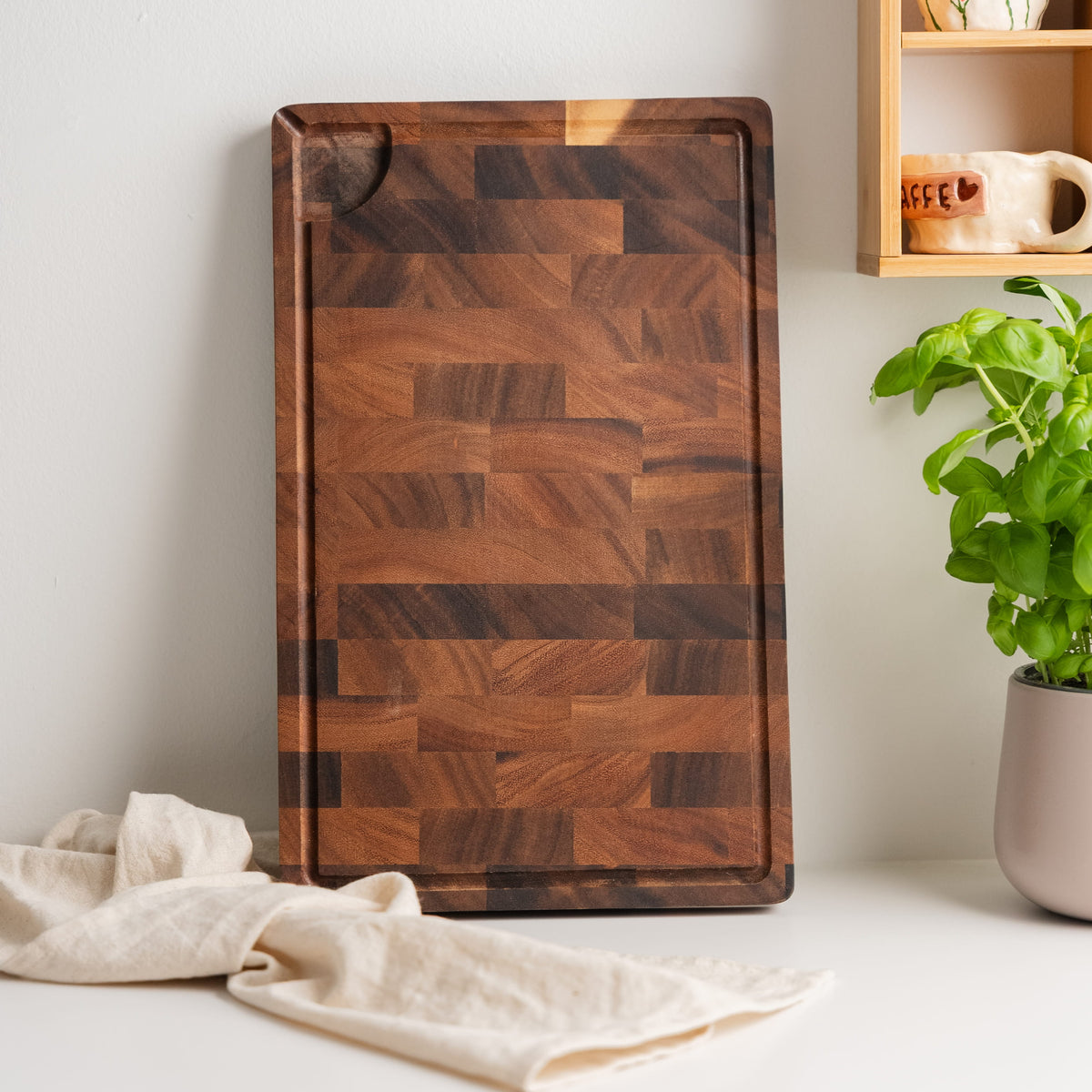 Stort skærebræt i Valnød – 45x28 cm med saftrille
