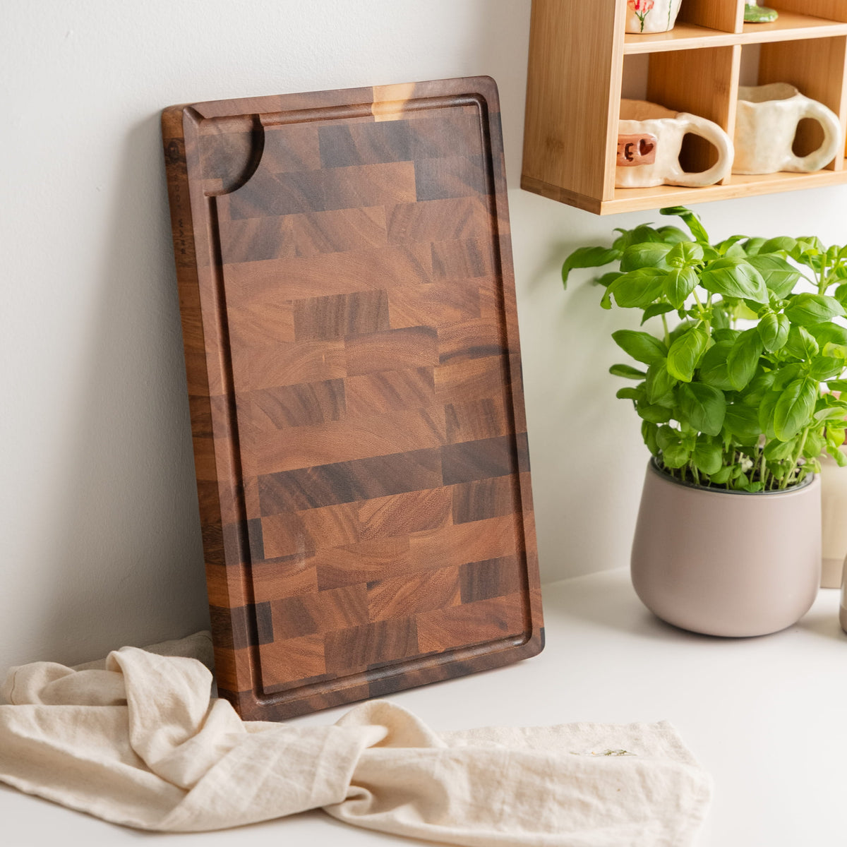 Stort skærebræt i Valnød – 45x28 cm med saftrille