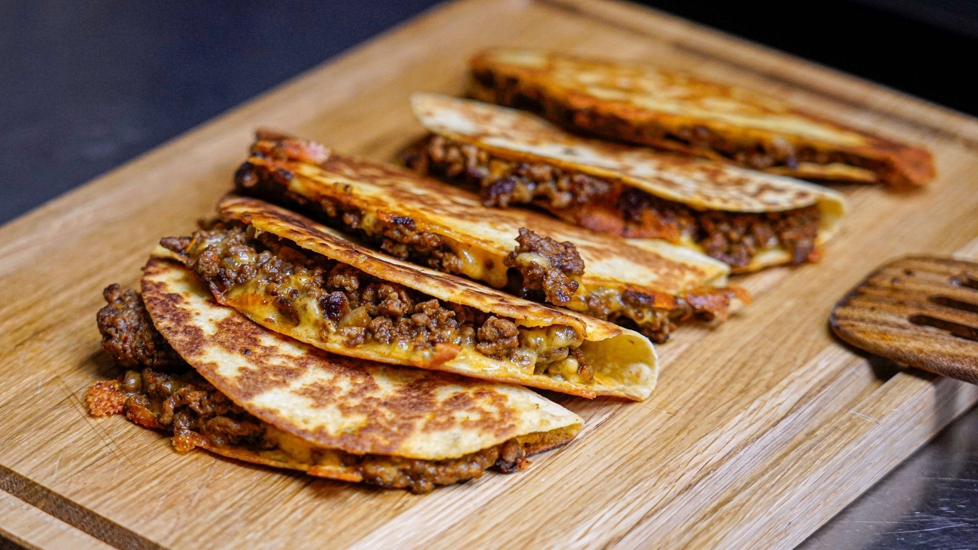 Tacos anrettet på skærebræt i egetræ