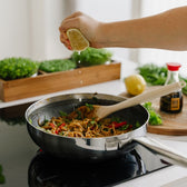 Wok med nudler på komfur